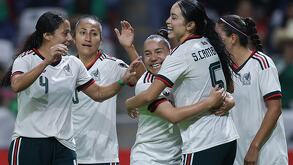 Fotografía de las jugadoras de México celebrando en la cancha de fútbol