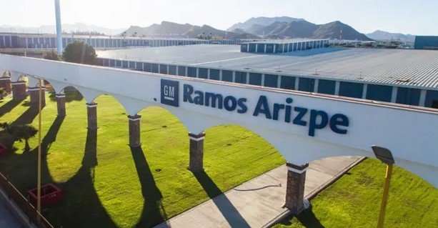 Armadoras automotrices se quedan en México, pero cambian de planes y producción ante la incertidumbre sobre el futuro del T-MEC y aranceles de Estados Unidos.