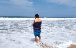 Agentes de la COEPRISS haciendo revisión de las 22 playas de Sinaloa, mostrando un resultado favorable
