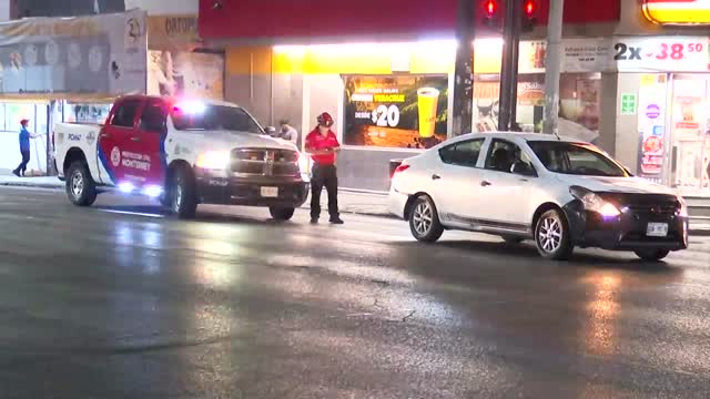Una mujer fue atropellada durante la madrugada en el cruce de Pino Suárez y 15 de Mayo, en el centro de Monterrey.