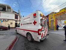 Una pelea en calles del Centro de Saltillo terminó con un hombre lesionado y un operativo para localizar al agresor.