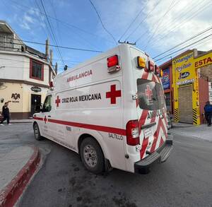 Una pelea en calles del Centro de Saltillo terminó con un hombre lesionado y un operativo para localizar al agresor.