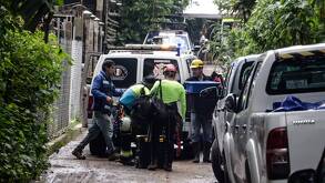 personas con cuerdas, cascos y equipo especial de rescate