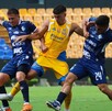 Juan Brunetta de Tigres enfrentando a jugadores de Cartaginés en partido amistoso.