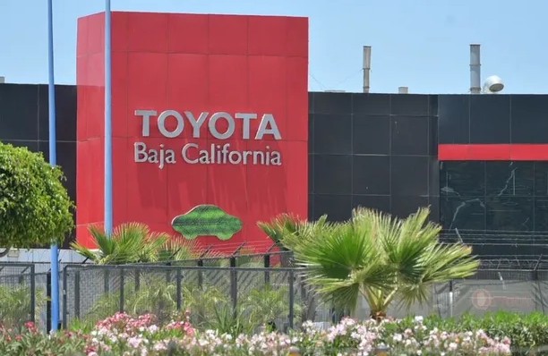 Armadoras automotrices se quedan en México, pero cambian de planes y producción ante la incertidumbre sobre el futuro del T-MEC y aranceles de Estados Unidos.