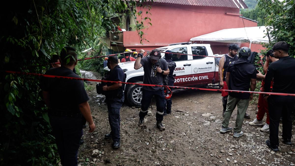 policías y personal de rescate en una zona de búsqueda de personas desaparecidas