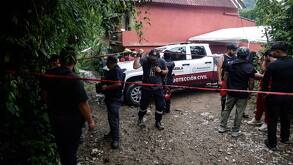 policías y personal de rescate en una zona de búsqueda de personas desaparecidas