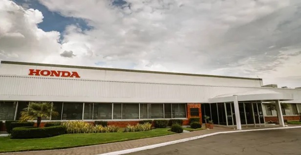 Armadoras automotrices se quedan en México, pero cambian de planes y producción ante la incertidumbre sobre el futuro del T-MEC y aranceles de Estados Unidos.