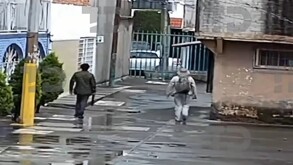 Vecinos de la colonia Agrícola Oriental, Iztacalco, denuncian a sujeto por golpear a peatones.