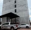 Hombre muerto en edificio