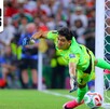 Yassine Bounou atajándole un penal a Países Bajos en el Mundial 2026.