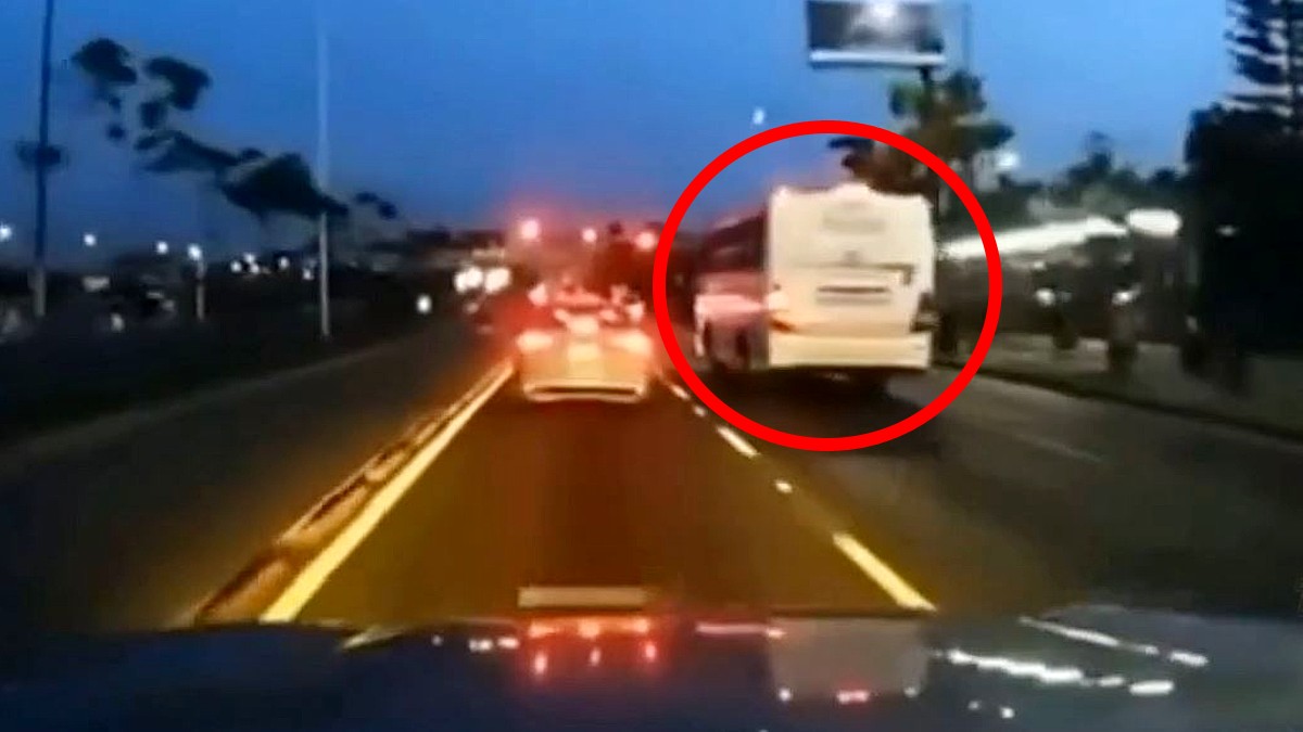 Camión de transporte de personal color blanco encerrado en un círculo rojo rebasando a un auto en una carretera de Zapopan
