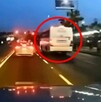 Camión de transporte de personal color blanco encerrado en un círculo rojo rebasando a un auto en una carretera de Zapopan