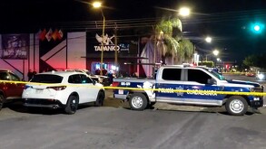 Patrulla de la Policía de Guadalajara al exterior del centro nocturno Tapanko Oriente en Guadalajara acordonado por una cinta policiaca
