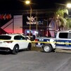 Patrulla de la Policía de Guadalajara al exterior del centro nocturno Tapanko Oriente en Guadalajara acordonado por una cinta policiaca