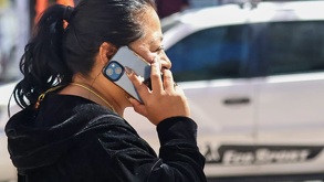 Mujer en una llamada telefónica con su teléfono celular.