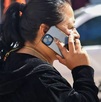 Mujer en una llamada telefónica con su teléfono celular.