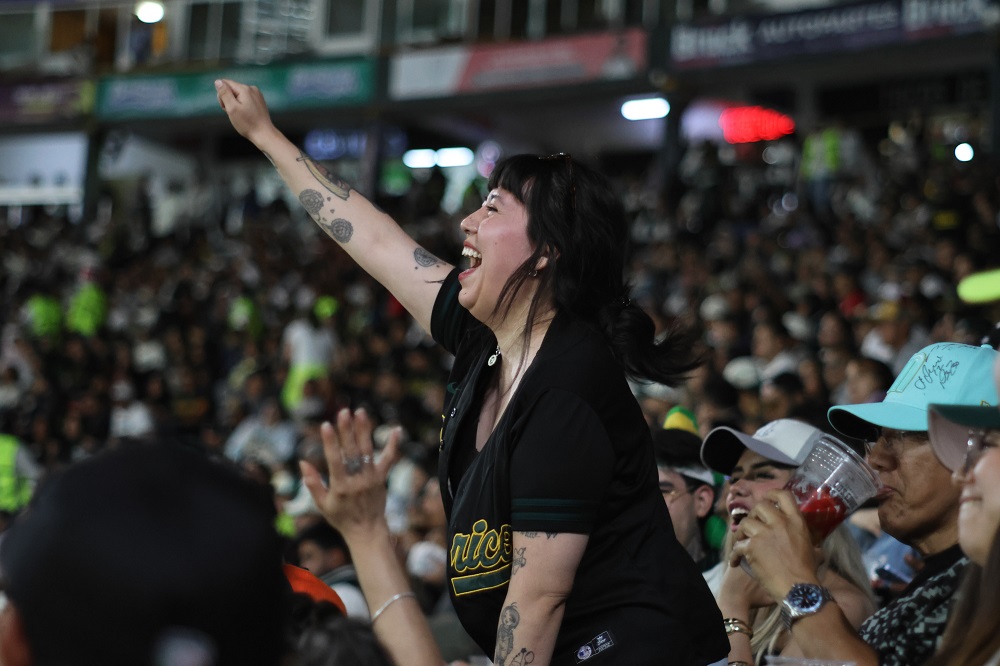 Aficionada alentando en el estadio de los Pericos de Puebla.