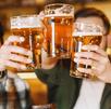 Personas celebrando con cervezas que pidieron a domicilio