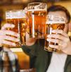 Personas celebrando con cervezas que pidieron a domicilio