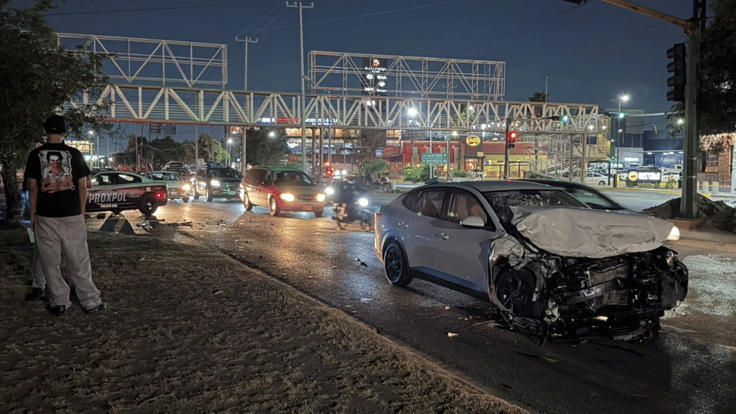 Un accidente entre un auto y una camioneta causó caos vial en la avenida Sendero. Protección Civil confirmó que no hay heridos.