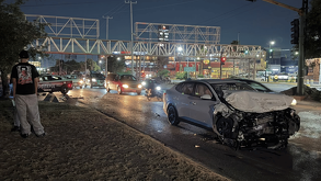 Un accidente entre un auto y una camioneta causó caos vial en la avenida Sendero. Protección Civil confirmó que no hay heridos.