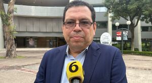 Infectólogos y especialistas alertan que el agua con mal olor y color en Guadalajara puede causar desde dermatitis hasta daños neurológicos crónicos.