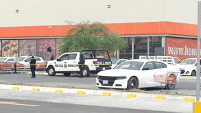 Un hombre de la tercera edad falleció repentinamente tras desvanecerse en el estacionamiento de una tienda sobre la avenida Raúl Salinas, en Escobedo.