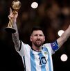 Lionel Messi sosteniendo el Balón de Oro del Mundial