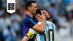 Lionel Scaloni abrazando a Lionel Messi en el Mundial de Qatar 2022.