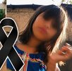 Niña con el rostro difuminado y un moño negro en señal de luto.