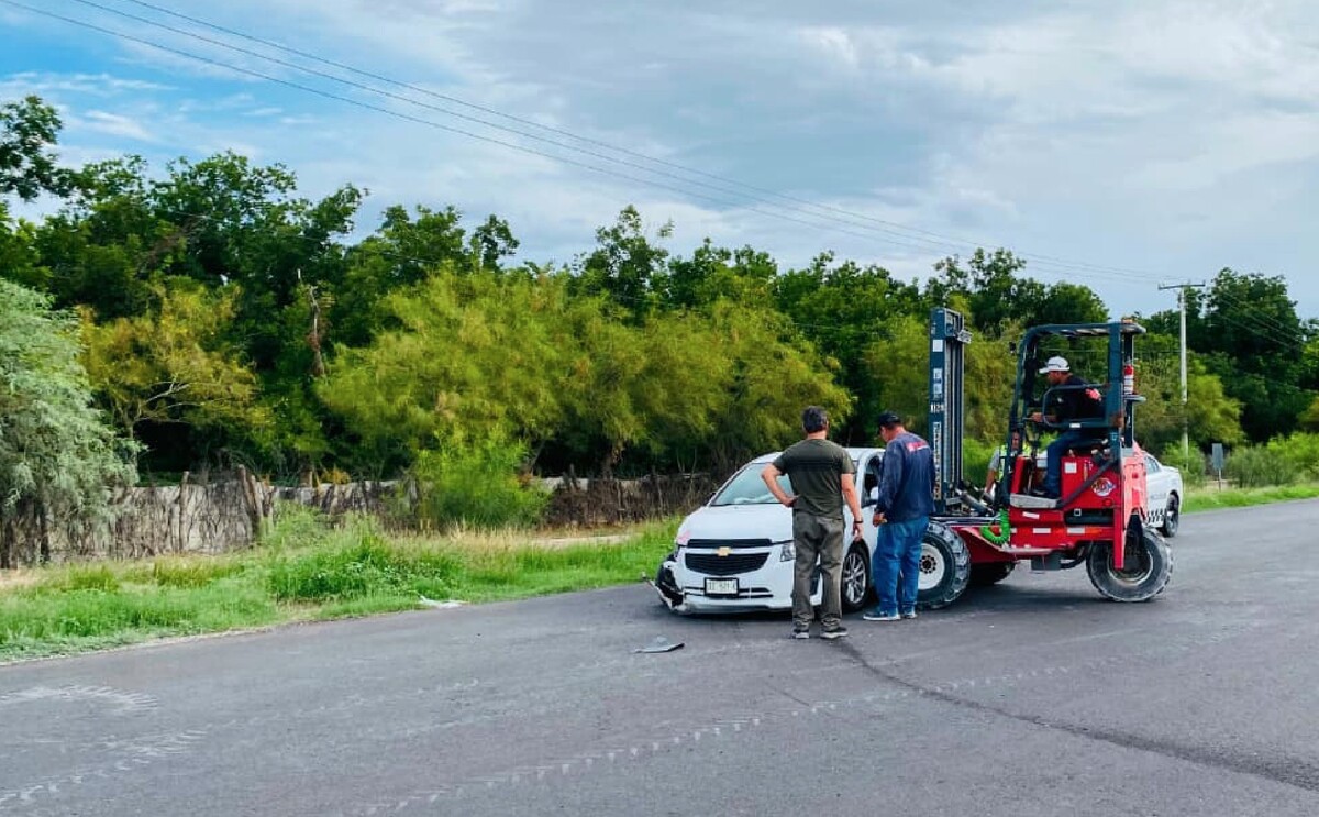 Un aparatoso percance vial registrado la tarde de este viernes en la carretera Torreón-San Pedro movilizó a los cuerpos de emergencia.