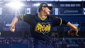 Jugador de Sultanes de Monterrey con la camiseta de Batman.