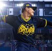 Jugador de Sultanes de Monterrey con la camiseta de Batman.