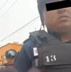 Un policía fue captado pidiendo dinero a un motociclista en Chalco, Edomex.