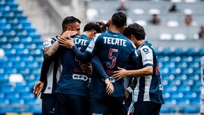 Jugadores de Rayados previo al partido ante Sporting FC.