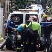 personas con cuerdas, cascos y equipo especial de rescate