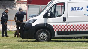 Personal de emergencias junto a una ambulancia.