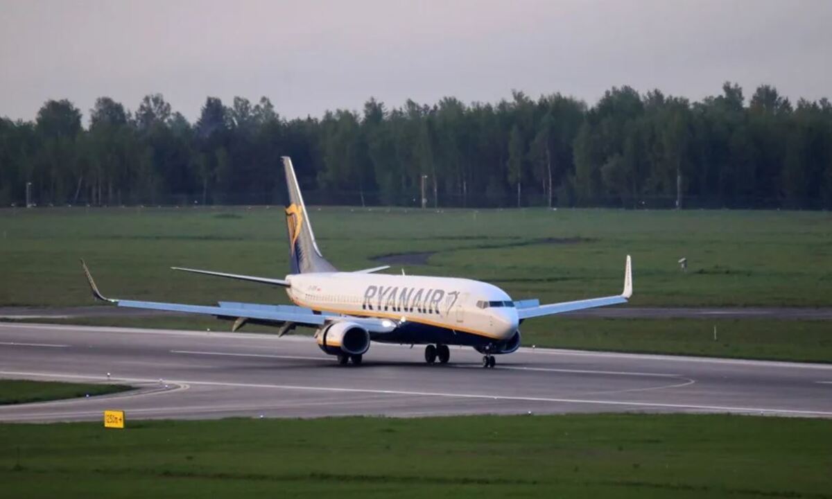 Un avión Boeing 737-800 de la empresa Ryanair en medio de una pista de aterrizaje