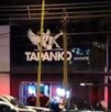 Patrulla de la Policía de Guadalajara al exterior del centro nocturno Tapanko Oriente en Guadalajara acordonado por una cinta policiaca
