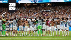 Jugadores de la Selección de Argentina celebrando el pase con la afición.