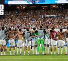 Jugadores de la Selección de Argentina celebrando el pase con la afición.
