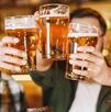 Personas celebrando con cervezas que pidieron a domicilio