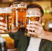 Personas celebrando con cervezas que pidieron a domicilio