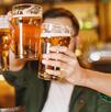 Personas celebrando con cervezas que pidieron a domicilio