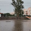 Vista desde una ventana con maya ciclónica de calles inundadas con edificios en el fondo en Tlajomulco
