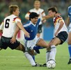 Diego Armando Maradona saliendo de una jugada ante Alemania en la Final de Italia 1990.
