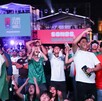 Grupo de personas reunidas en el Fan Festival de Guadalajara durante la noche viendo un partido del Mundial 2026