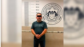 El hombre agredió e insulto a los oficiales al momento de su captura.