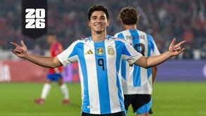 Julián Álvarez celebrando un gol con la camiseta de Argentina.